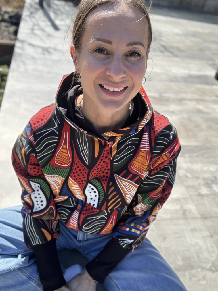 Bluza damska aztecki wzór czarna – detal ściągaczy