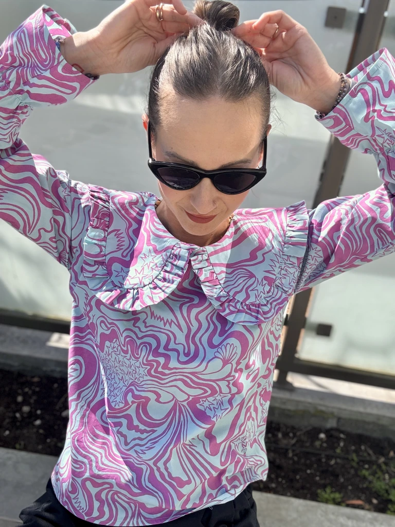 Koszula damska miętowa popelina – detal kołnierza falbanka