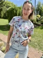 Damski t-shirt premium z motywem magnolii na błękitnym tle