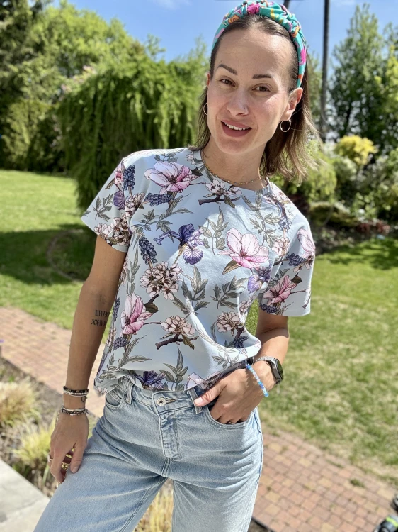 Damski t-shirt premium z motywem magnolii na błękitnym tle