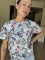 T-shirt damski handmade z kwiatowym wzorem magnolii