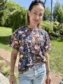 Czarny t-shirt damski z artystycznym motywem kwiatowym