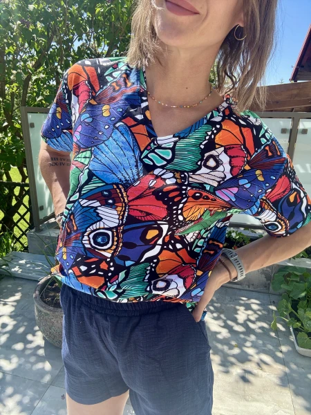 Damska kolorowa  koszulka V - neck MOTYLE