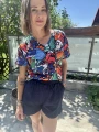 Lekki t-shirt damski z motylim wzorem
