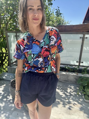 Lekki t-shirt damski z motylim wzorem