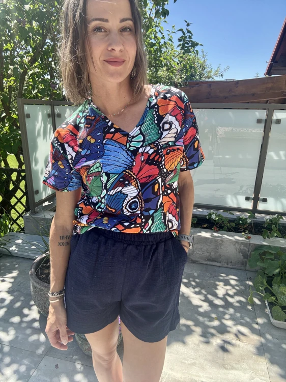 Lekki t-shirt damski z motylim wzorem