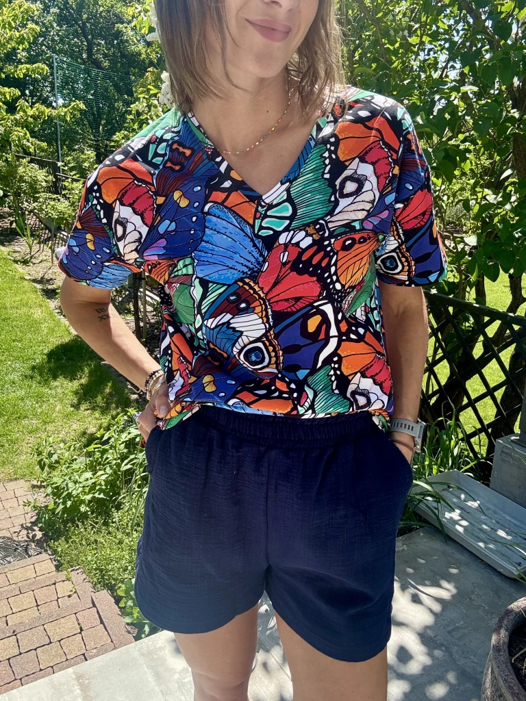 Damska kolorowa  koszulka V - neck MOTYLE