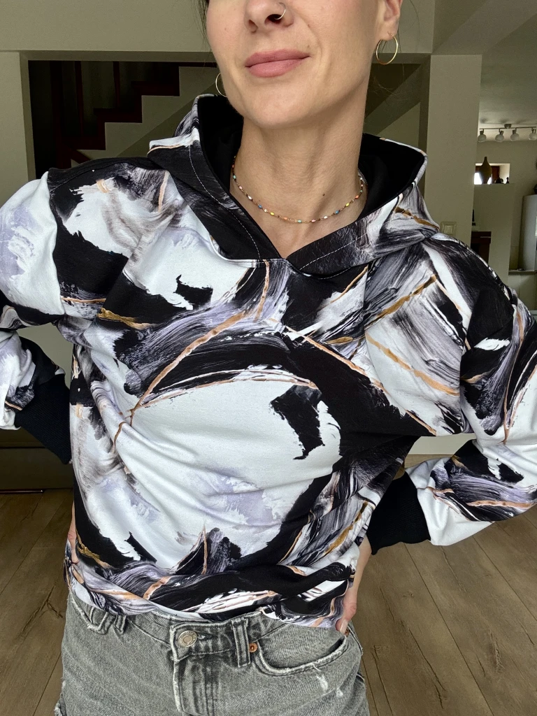 Wygodna bluza damska premium w kolorze czarnym i białym