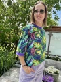 T-shirt damski zielono fioletowy z printem roślinnym