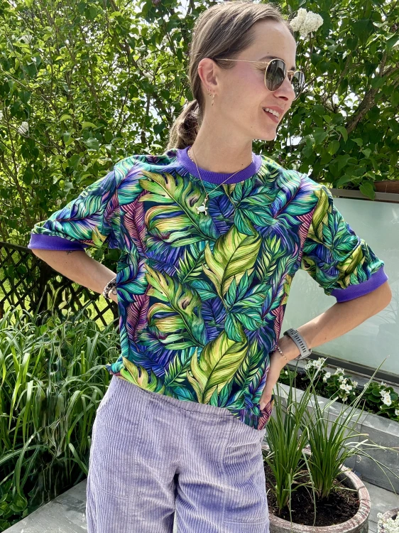 Oversize t-shirt damski z fioletowym ściągaczem