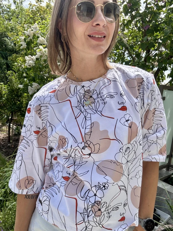 T-shirt damski z motywem czerwonych ust