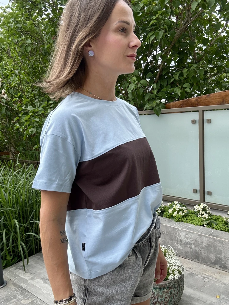 Bawełniany t-shirt damski w kolorze błękitnym