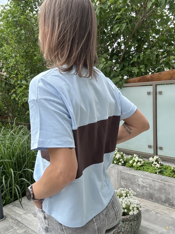 Bawełniany t-shirt damski w kolorze błękitnym