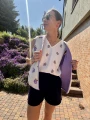 Kamizelka oversize w kwiaty ze śmietankowego futerka i fioletową lamówką