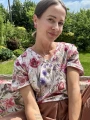 Koszulka damska V-neck w czerwone kwiaty na piaskowym beżu
