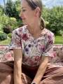 Wzorzysta koszulka damska z dekoltem w serek handmade Polska