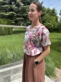 Beżowa koszulka damska z czerwonym motywem kwiatowym