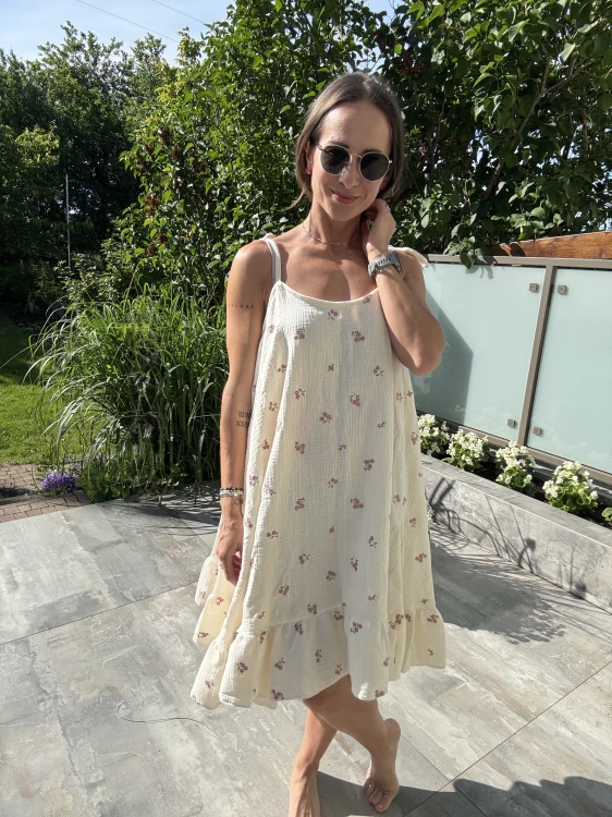 Romantyczna sukienka z haftowanego muślinu slow fashion