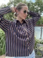 Klasyczna koszula damska slow fashion w pionowe paski.