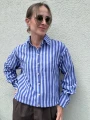 Koszula damska w niebieskie paski uszyta z bawełny.