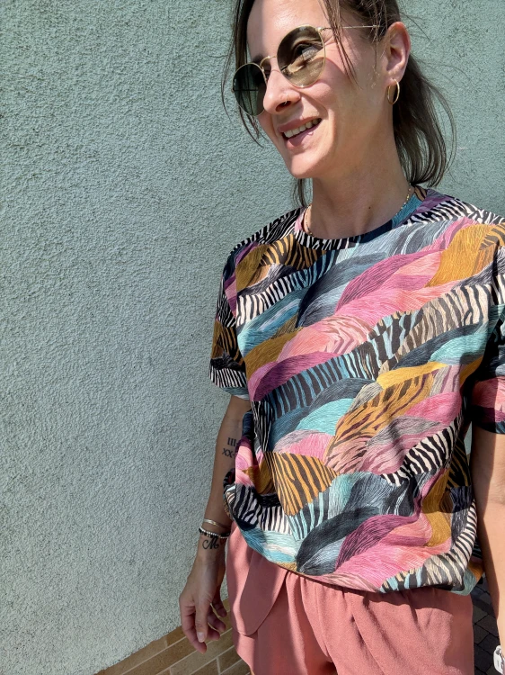 Kolorowa koszulka damska slow fashion uszyta w Gdańsku