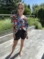 Koszulka V-neck z kolorowym printem inspirowanym skrzydłami motyla