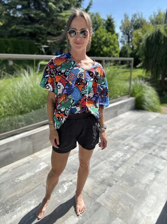 Koszulka V-neck z kolorowym printem inspirowanym skrzydłami motyla