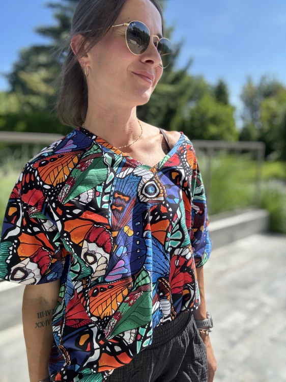 Koszulka damska slow fashion z motywem skrzydeł motyla