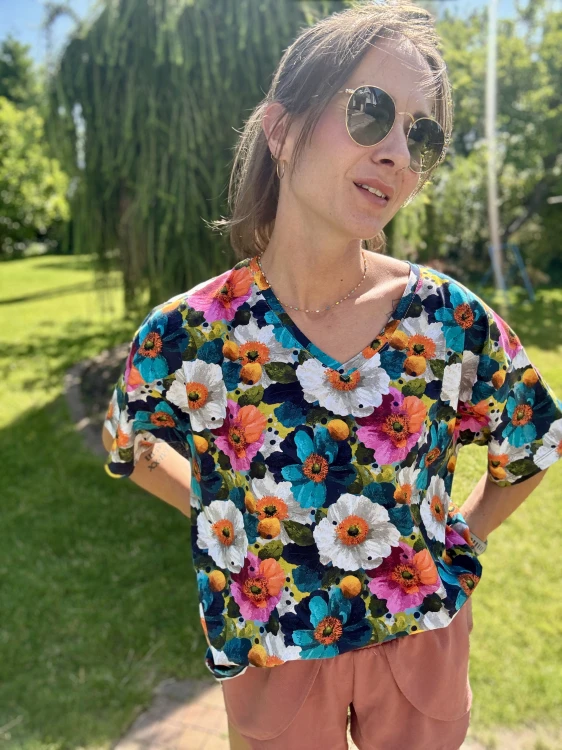 Ręcznie szyta koszulka damska w kwiaty Mrs. Thin