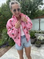 Różowa kurtka damska ze sztucznego futerka w kwiaty Mrs. Thin