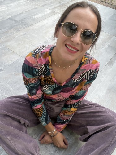 Longsleeve damski V-neck Zebra z kolorowym abstrakcyjnym wzorem