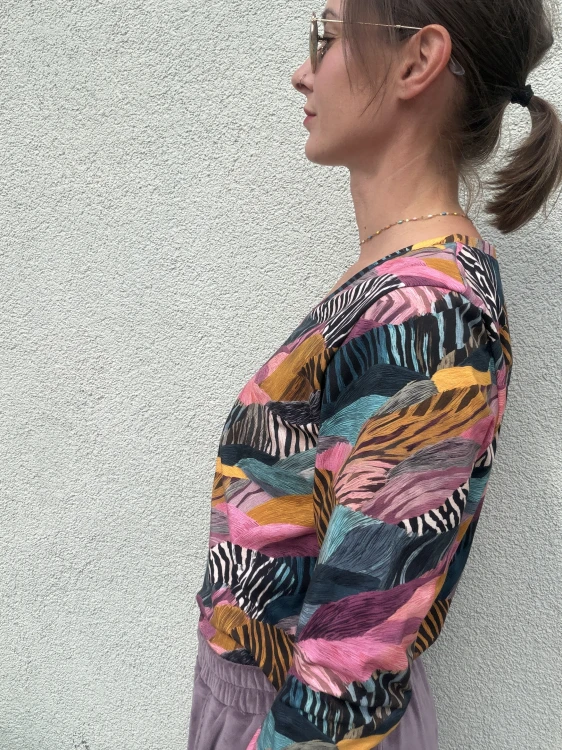 Longsleeve damski z długim rękawem i dekoltem V w kolorowy wzór