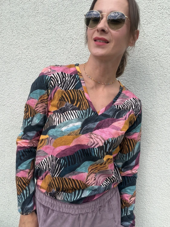 Longsleeve V-neck Zebra Mrs. Thin – kolorowy wzór zebry