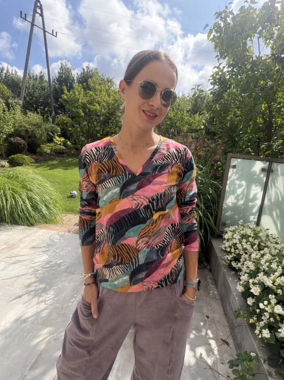 Damski longsleeve w kolorowe abstrakcyjne plamy – kolekcja Mrs. Thin