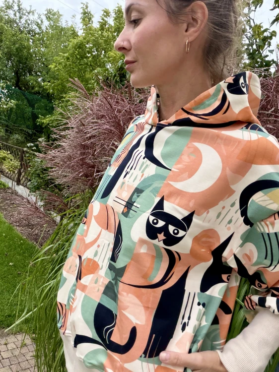 Oversizowa bluza damska z kapturem w pastelowym wzorze kotów