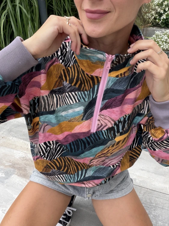 Bluza damska z abstrakcyjnym wzorem w pastelowych kolorach