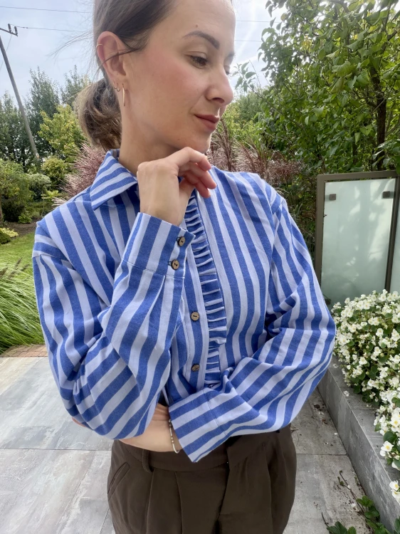 Koszula damska w niebieskie pasy z falbaną MrsThin