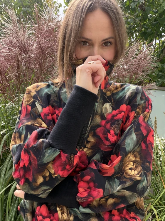 Czarna bluza damska w czerwone peonie