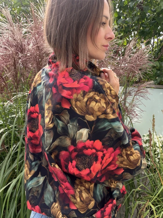 Czarna bluza w peonie ze stójką i zamkiem