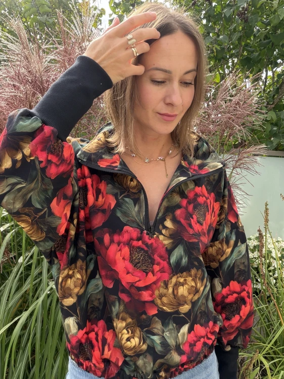 Czarna bluza w czerwone peonie Mrs. Thin
