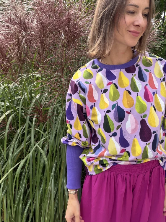 Bluza damska w owoce na jasnofioletowym tle