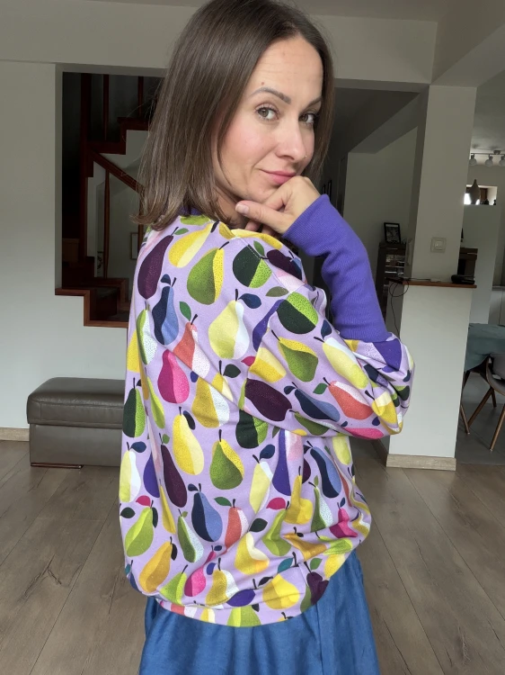 Luźna bluza damska z fioletowymi ściągaczami