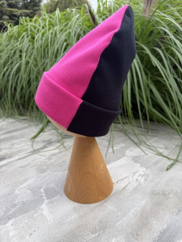 Różowo-czarna czapka beanie damska CZEŚĆ z prążkowanej dzianiny