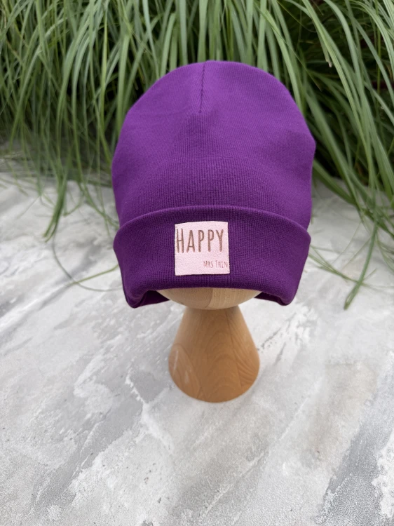 Śliwkowa czapka beanie damska z różową welurową metką HAPPY