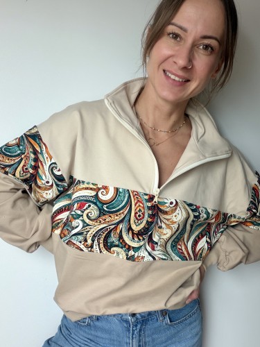 Beżowa bluza damska ze stójką i wzorem boho
