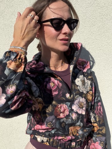 Bluza damska w kwiaty z rękawami wykończonymi gumką