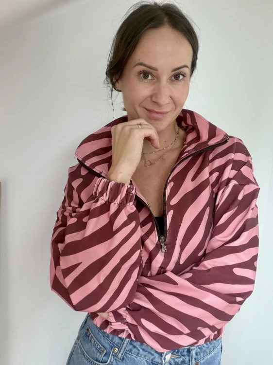Wrzosowa bluza damska ze stójką w szminkowo-różową zebrę