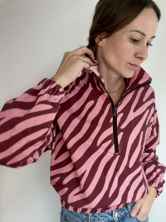 Bluza damska w zebrę wrzosowo-różową z gumką przy rękawach