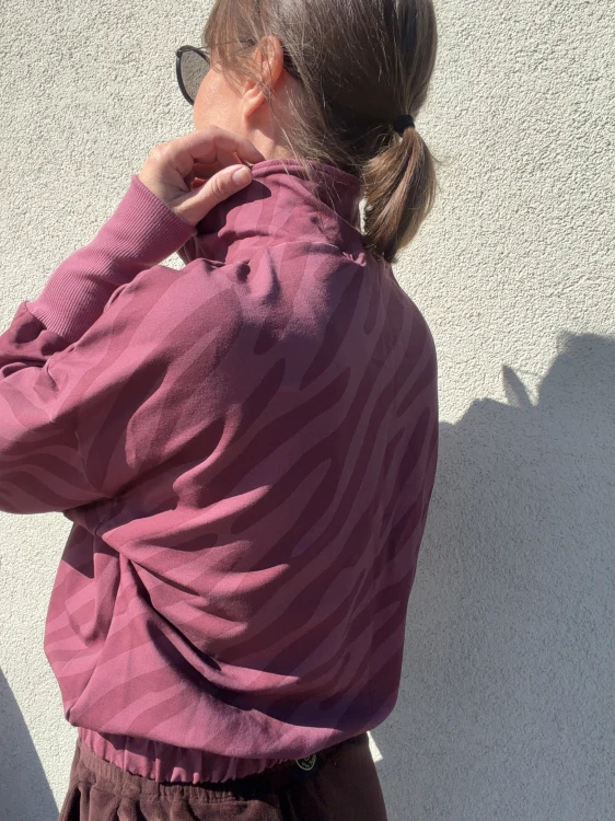 Bluza damska w zebrę z jagodowymi ściągaczami