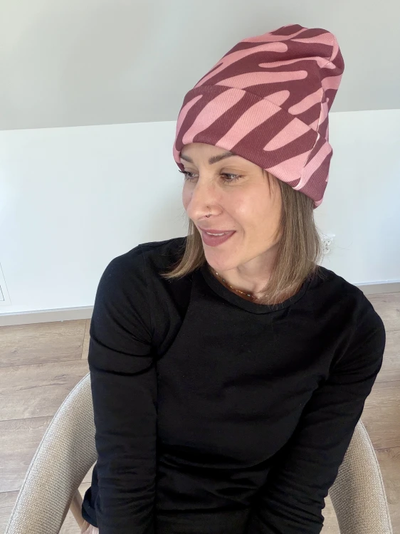 Damska czapka beanie z prążkowanej dzianiny w zebrę